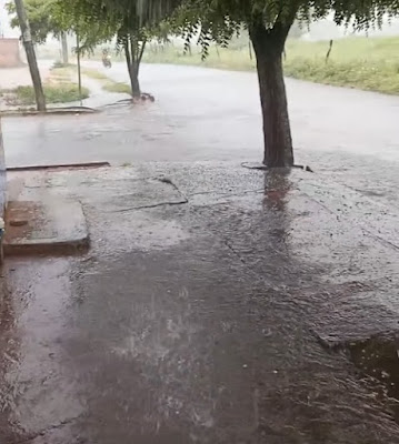 Imagem Janas Mil Grau: Chuva na cidade de Janaúba nesta quarta-feira, dia 8 de janeiro de 2025.